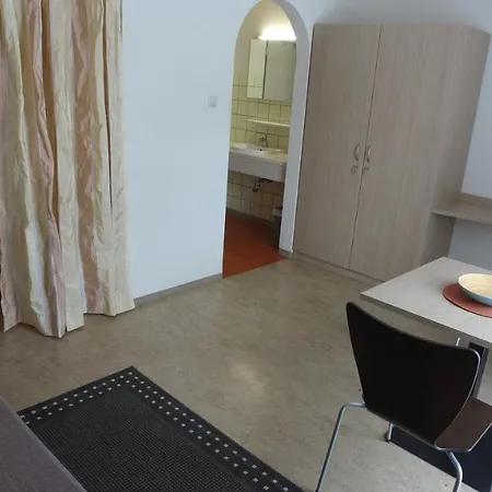 Berger's Airport Hostel *